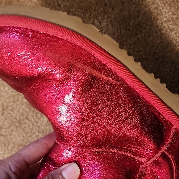 UGG Big Kid's Classic Metallic Sparkle Short Boots - Picture 14 of 14